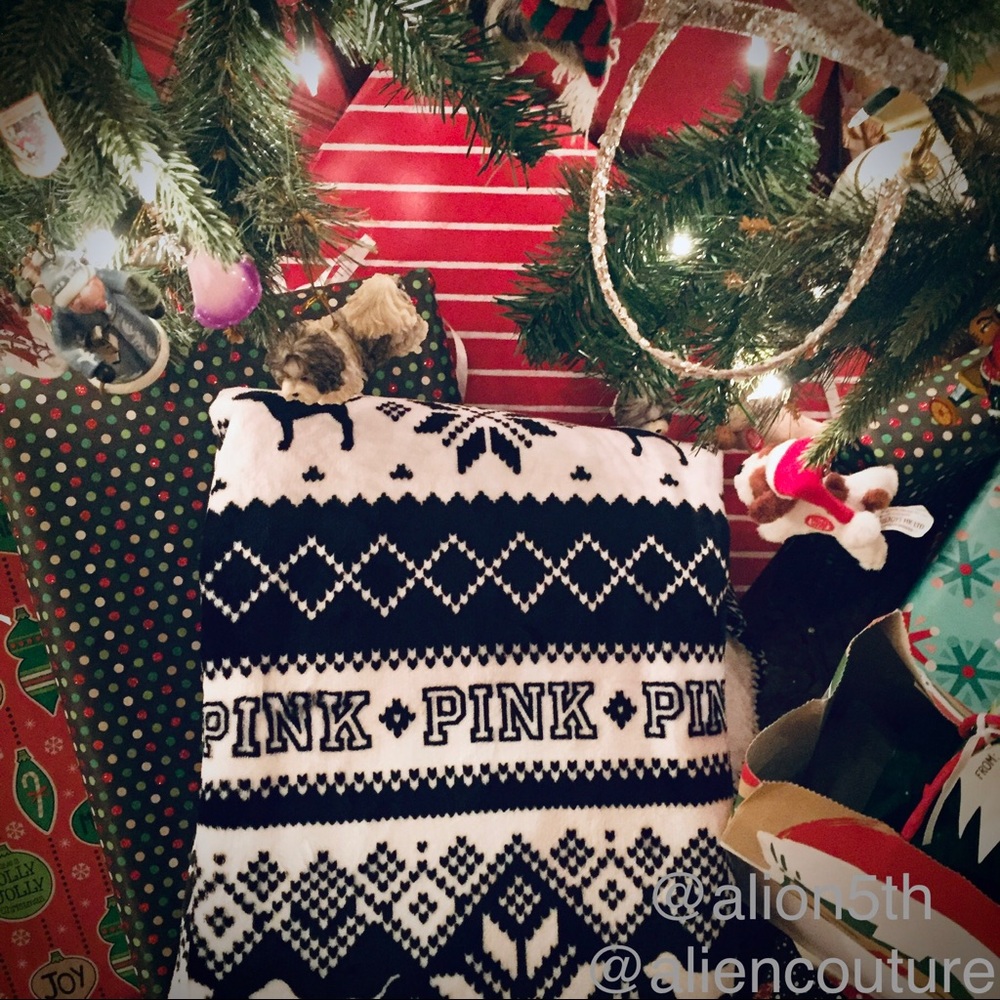 VS Pink Lux Sherpa Blanket—Limited Edition!